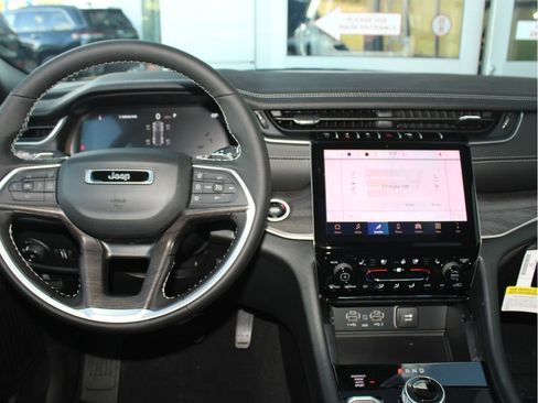 New 2025 Jeep Grand Cherokee Limited w/ Luxury Tech Group II image 27