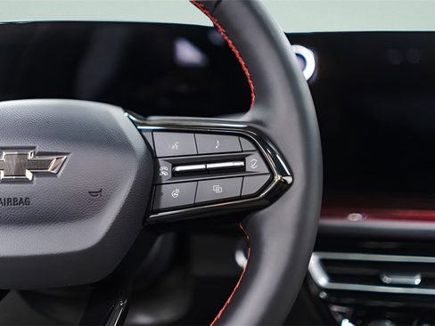 Used 2025 Chevrolet Traverse RS image 12