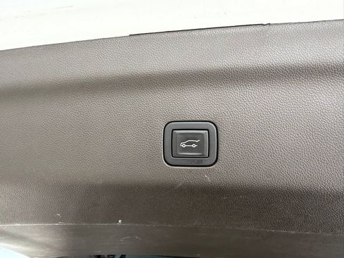 Used 2024 Chevrolet Suburban LT RWD image 32