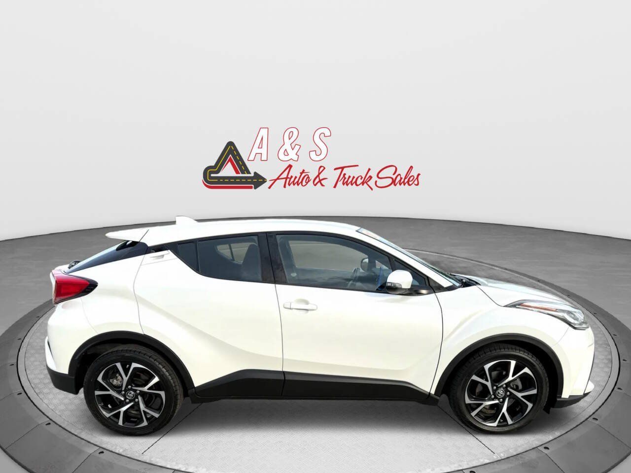 Used 2021 Toyota C-HR XLE FWD image 4