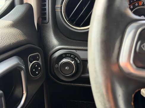 Used 2022 Jeep Wrangler Unlimited Sahara AWD/4WD image 17