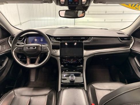 Used 2023 Jeep Grand Cherokee Limited w/ Black Appearance Package AWD/4WD image 13