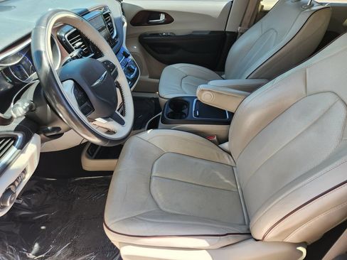Used 2020 Chrysler Pacifica Limited FWD image 4