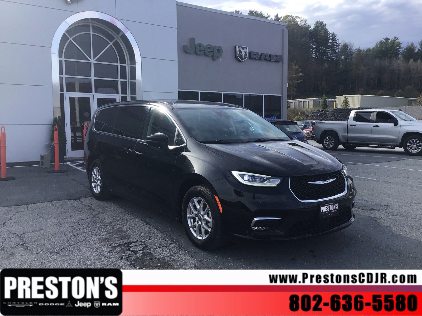 Used 2024 Chrysler Pacifica Touring-L FWD image 8