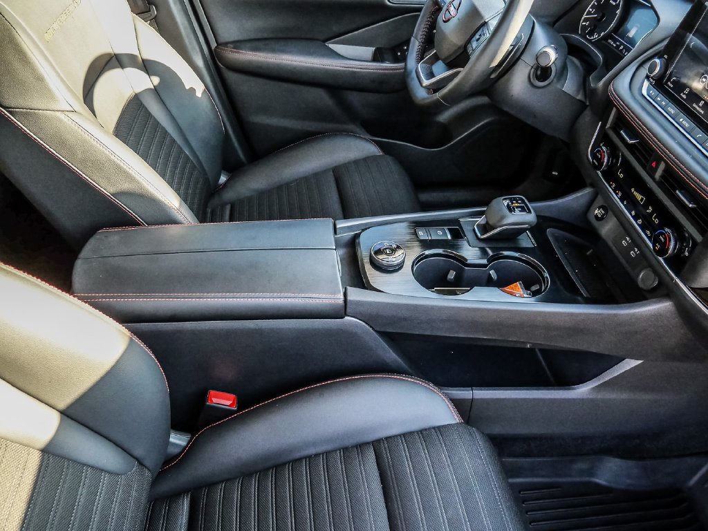 Used 2025 Nissan Rogue SV AWD/4WD image 19
