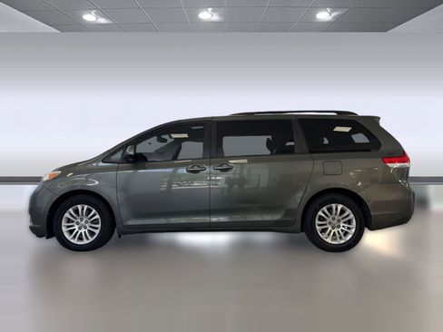 Used 2011 Toyota Sienna XLE FWD image 2