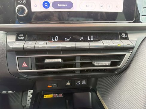 Used 2026 Toyota Camry SE FWD image 21