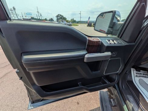 Used 2015 Ford F150 Platinum w/ Equipment Group 701A Luxury AWD/4WD image 21