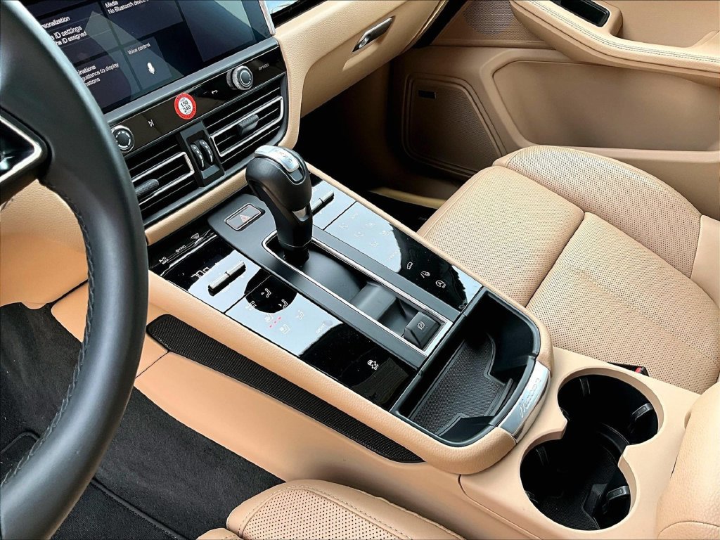 Certified 2026 Porsche Macan AWD/4WD image 17