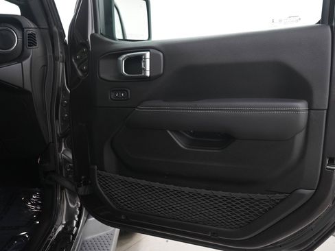 Used 2020 Jeep Wrangler Unlimited Sahara AWD/4WD image 11