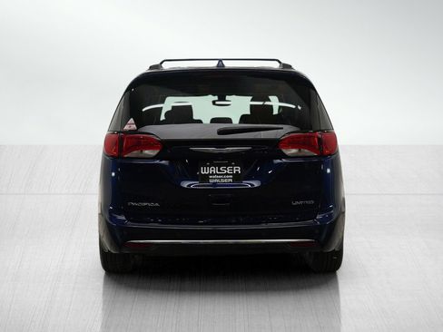 Used 2020 Chrysler Pacifica Limited w/ 8-pass Seating Package image 4