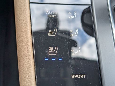 Certified 2025 Porsche Macan AWD/4WD image 16