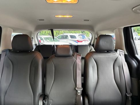 Used 2025 Kia Carnival FWD image 35