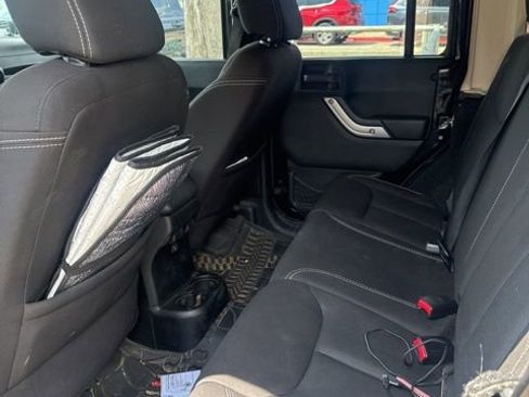 Used 2013 Jeep Wrangler Unlimited Rubicon w/ Connectivity Group AWD/4WD image 9