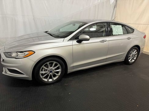 Used 2017 Ford Fusion SE w/ Fusion SE Technology Package image 2
