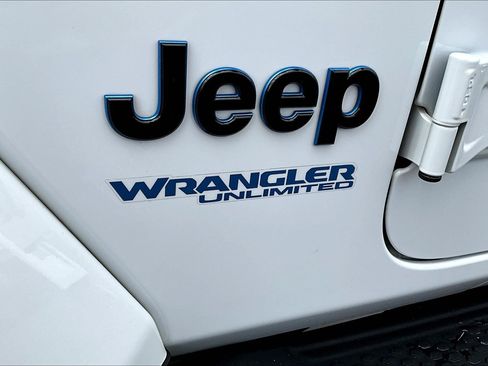 Used 2022 Jeep Wrangler Unlimited Sahara AWD/4WD image 15