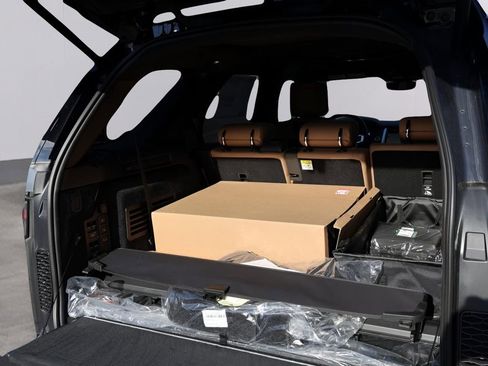 New 2026 Land Rover Discovery Limited Edition image 16