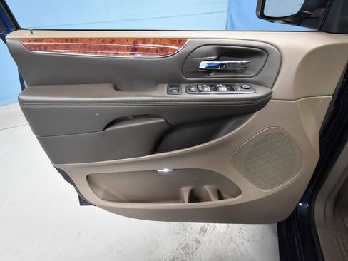 Used 2016 Chrysler Town & Country Touring FWD image 4