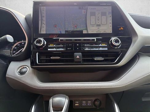 Used 2022 Toyota Highlander Limited image 19