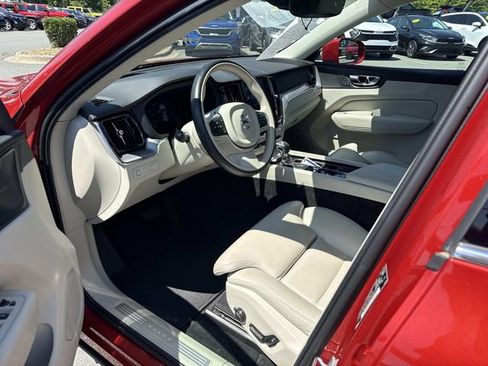 Used 2019 Volvo XC60 T5 Momentum w/ Multimedia Package FWD image 3