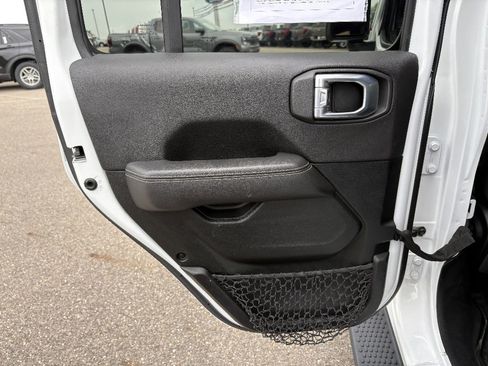 Used 2021 Jeep Wrangler Unlimited Sahara AWD/4WD image 16