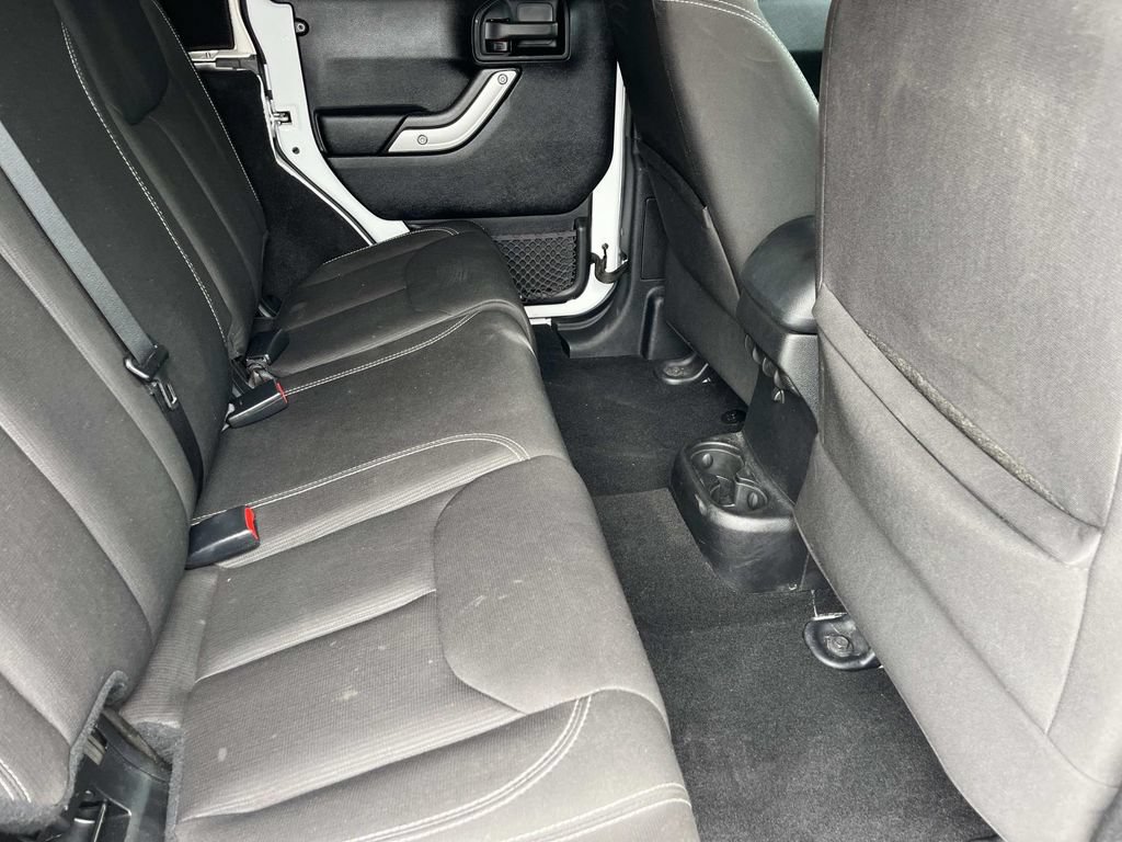 Used 2016 Jeep Wrangler Unlimited Sahara w/ Connectivity Group AWD/4WD image 22