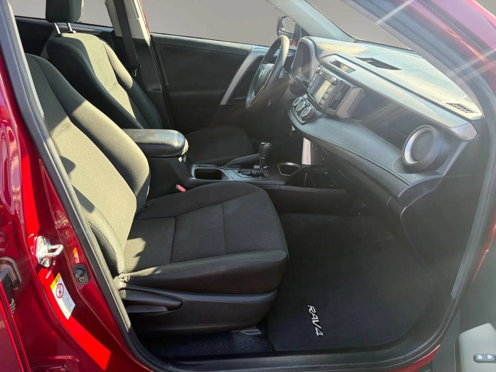 Used 2018 Toyota RAV4 LE FWD image 34