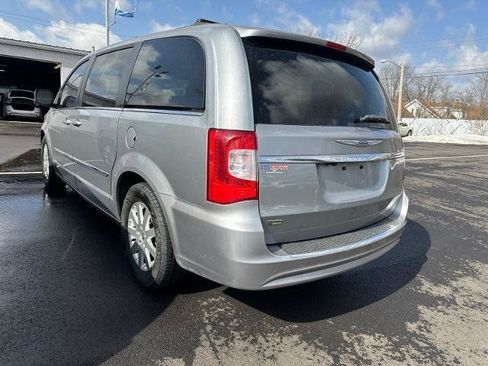 Used 2014 Chrysler Town & Country Touring image 2
