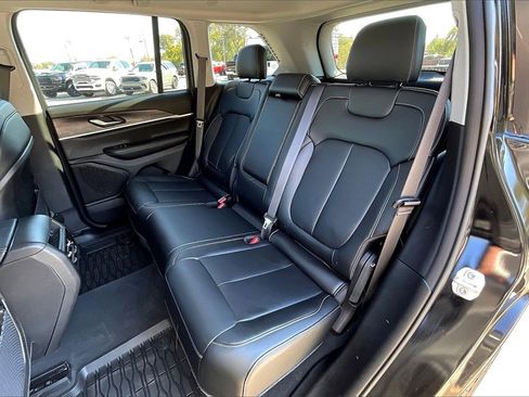 Used 2023 Jeep Grand Cherokee Limited w/ Black Appearance Package image 26