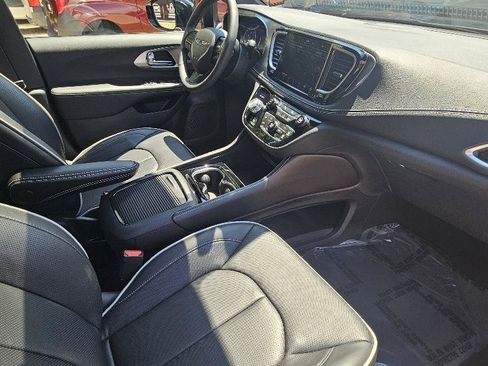 Used 2026 Chrysler Pacifica Limited w/ S Appearance Package FWD image 16