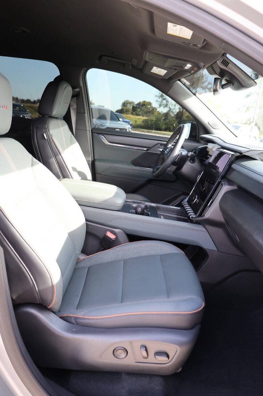 Used 2025 GMC Acadia AT4 AWD/4WD image 15