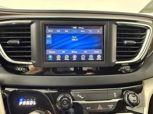 Used 2018 Chrysler Pacifica L FWD image 22