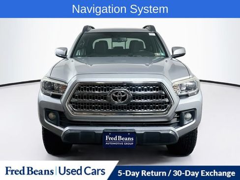 Used 2017 Toyota Tacoma TRD Off-Road w/ Premium & Technology Package AWD/4WD image 2