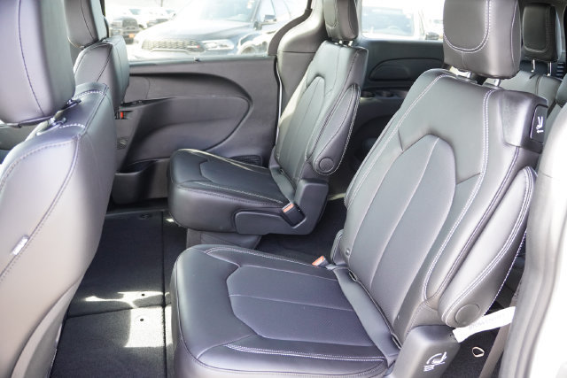 New 2026 Chrysler Pacifica Select w/ S Appearance Package AWD/4WD image 12