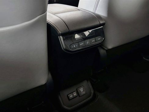 Used 2022 Toyota Highlander Bronze Edition FWD image 35