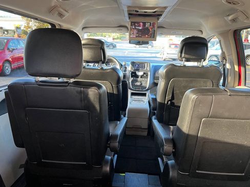 Used 2014 Chrysler Town & Country Touring-L image 17