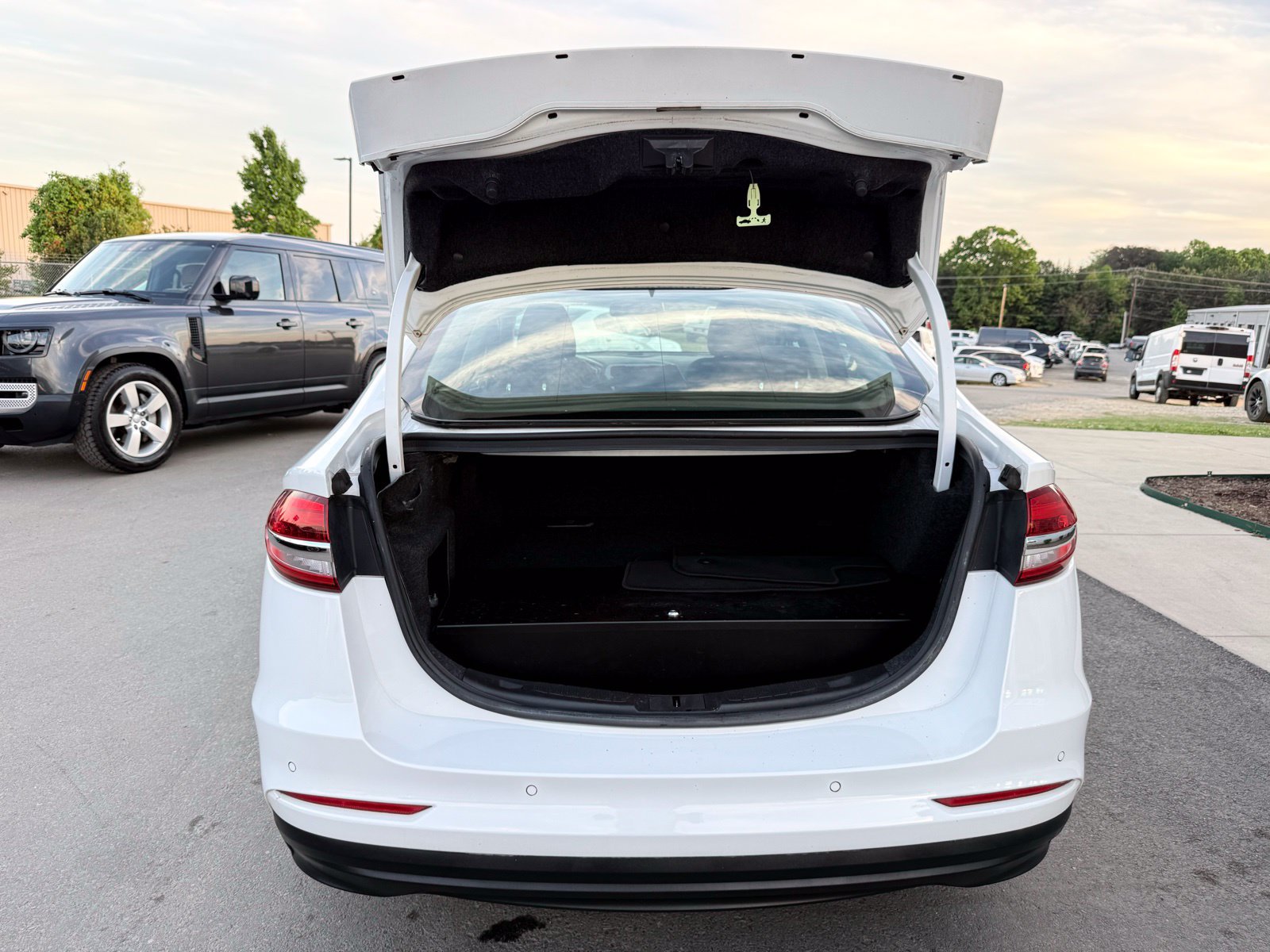 Used 2019 Ford Fusion SE FWD image 37