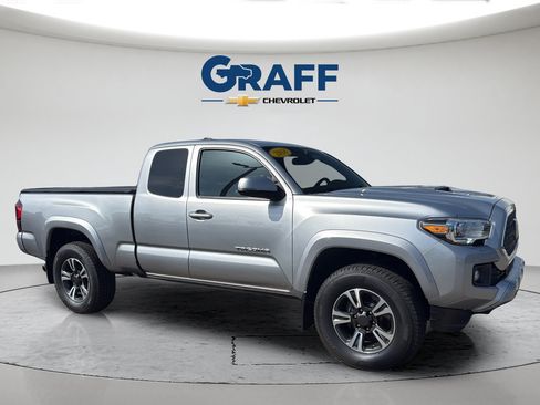 Used 2018 Toyota Tacoma TRD Sport AWD/4WD image 16