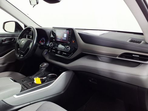 Used 2021 Toyota Highlander LE FWD image 9