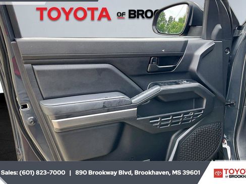 Used 2025 Toyota Tacoma SR5 AWD/4WD image 17