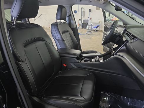 Used 2023 Jeep Grand Cherokee L Limited AWD/4WD image 10