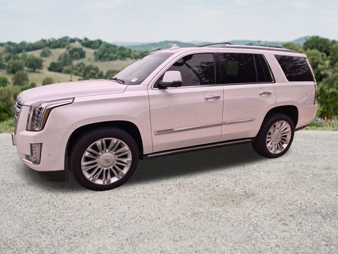 Used 2018 Cadillac Escalade Platinum AWD/4WD image 4