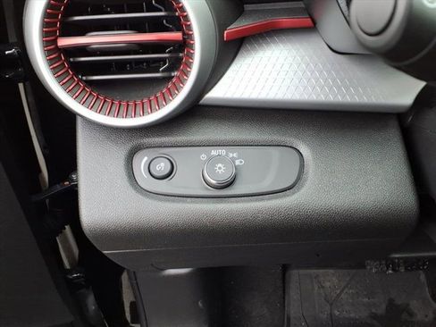 Used 2024 Chevrolet Trax RS w/ Sunroof Package image 21