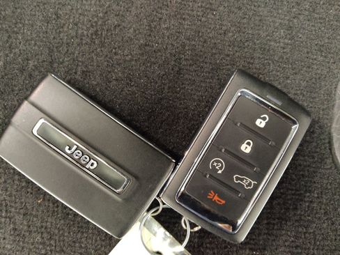 Used 2023 Jeep Grand Cherokee L Limited AWD/4WD image 32