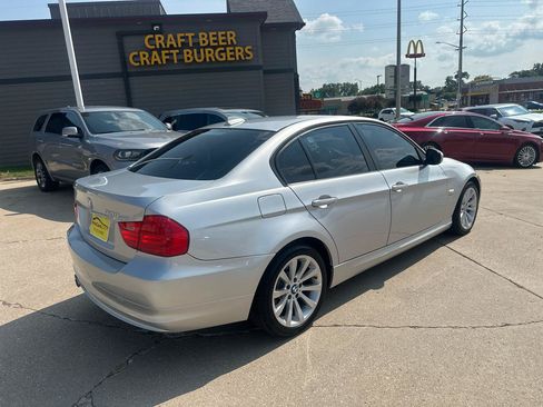 Used 2011 BMW 328i xDrive Sedan AWD/4WD image 3