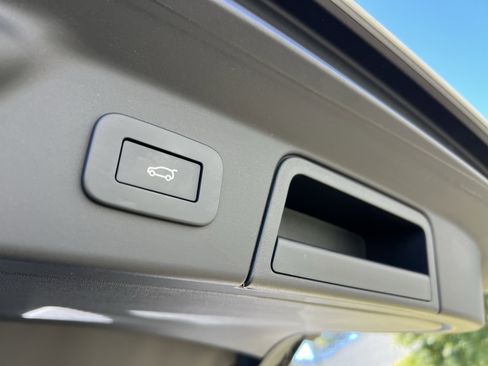 Certified 2024 Land Rover Range Rover Velar Dynamic SE image 38