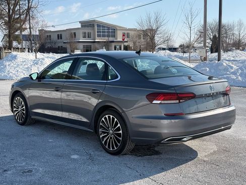 Used 2022 Volkswagen Passat 2.0T image 5