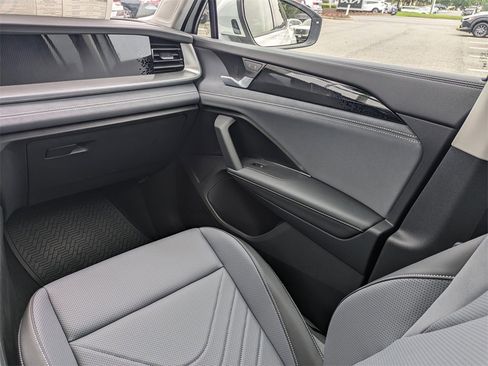 New 2025 Volkswagen Tiguan SE image 17