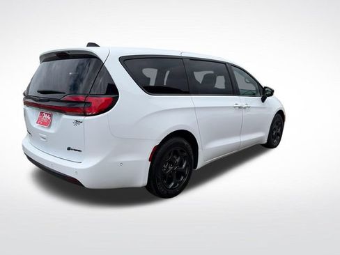 Used 2024 Chrysler Pacifica Limited FWD image 8