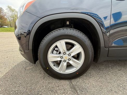 Certified 2022 Chevrolet Trax LT w/ LT Convenience Package AWD/4WD image 11
